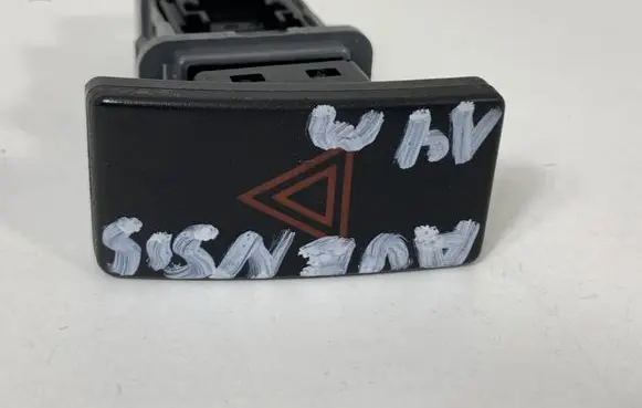 Toyota Avensis T270 Hazard light switch 15B2792