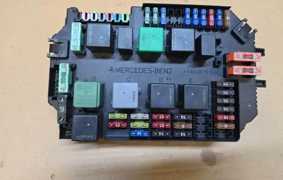 Mercedes-Benz S W221 Fuse module A2215402250 A2215450001 08022111