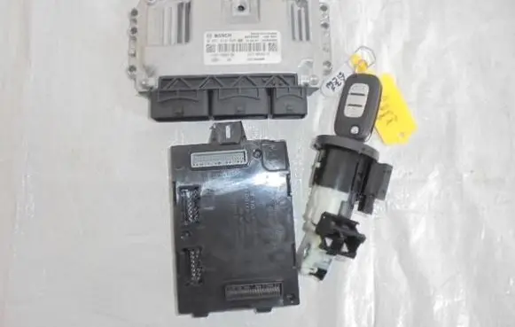 Renault Twingo III Engine control unit/module ECU 237105821R