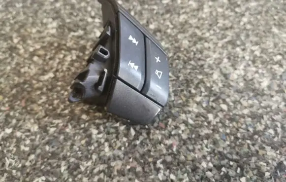 Steering wheel buttons/switches