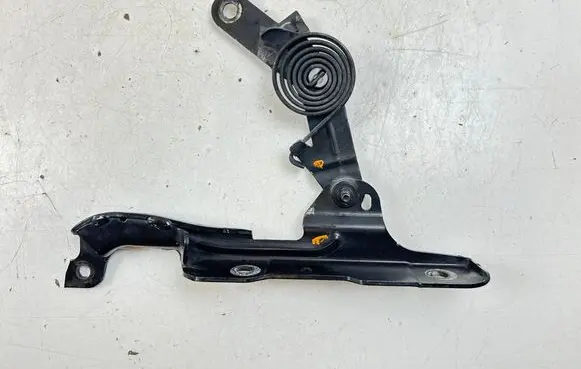 Engine bonnet/hood hinges