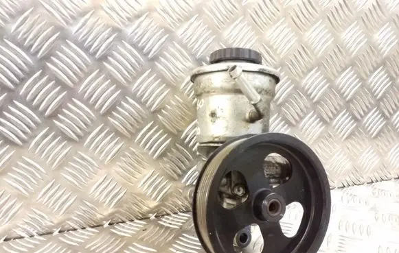 Toyota Corolla Verso E121 Power steering pump U8A31856