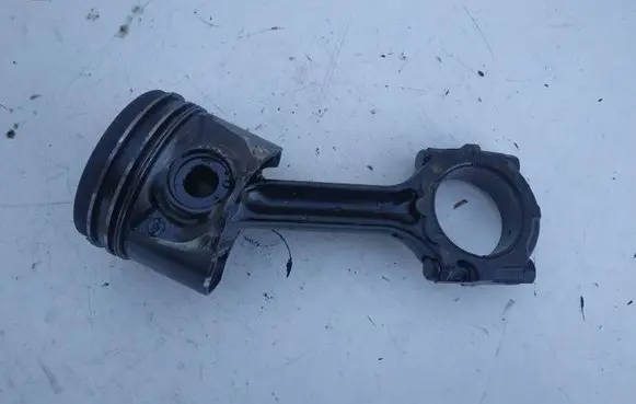 Nissan Navara D40 Piston with connecting rod
