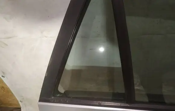 Peugeot 406 Rear vent window glass as2