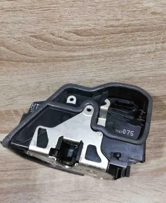 BMW X3 E83 Rear door lock 7167075