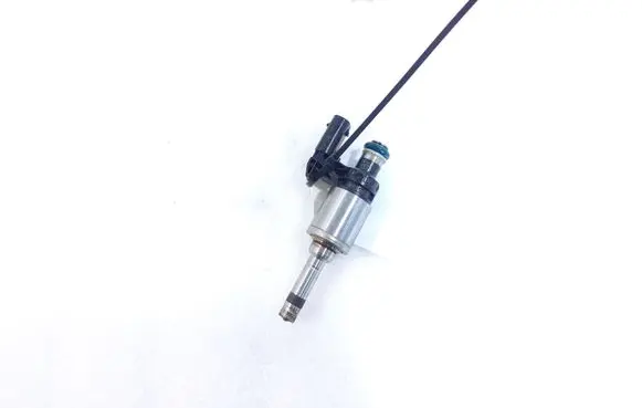 Volkswagen Golf VII Fuel injector 04E906036AE