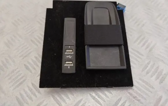 Mercedes-Benz S C217 USB socket connector A2228200915 A2228230011