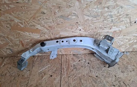 Toyota RAV 4 (XA40) Headlight/headlamp mounting bracket