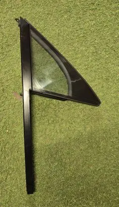 Porsche Cayenne (9Y0 9Y3) Front triangle window/glass 9Y3845114