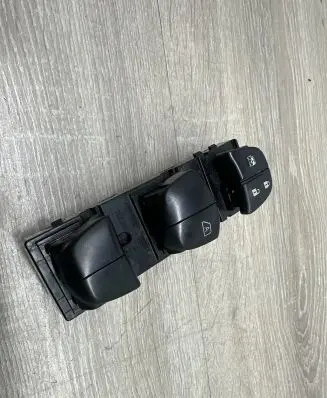 Nissan Qashqai Electric window control switch 14825SD