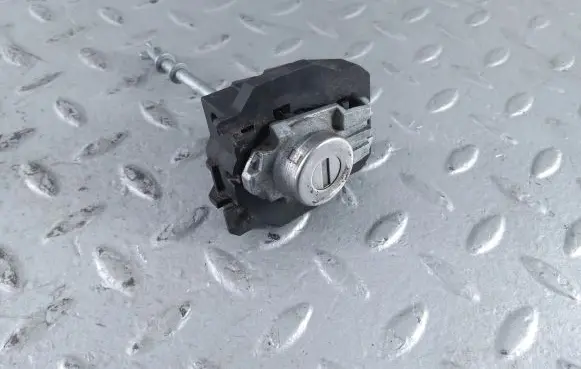Suzuki Swift III Front door lock (next to the handle) 8228052840
