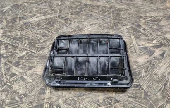 Dacia Logan I Quarter panel pressure vent 7700838358