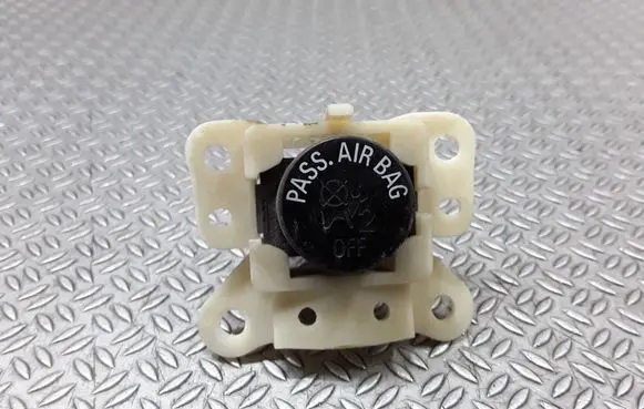Mitsubishi L200 Passenger airbag on/off switch 