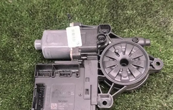 Volkswagen PASSAT B7 Front door window regulator motor 3C0959792C 988716318