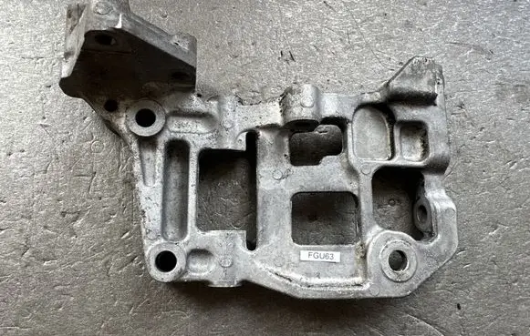 Nissan Patrol Y61 A/C compressor mount bracket 119105S900