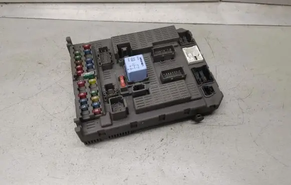 Peugeot 807 Fuse module 9649477480