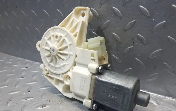 Mercedes-Benz GLK (X204) Front door window regulator motor A2048200542 0130822505 2048200542