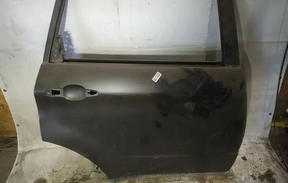 Subaru B9 Tribeca Rear door juodos