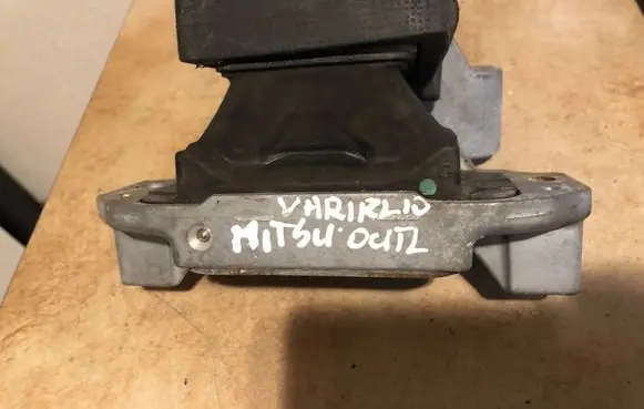 Mitsubishi Outlander Engine mount bracket