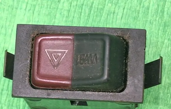 Volkswagen PASSAT B2 Hazard light switch 161953235a