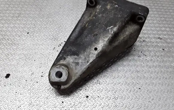 Engine mounting bracket