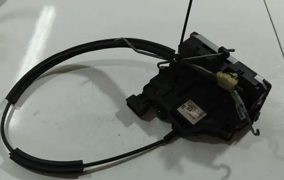 Opel Corsa D Front door lock 13258271