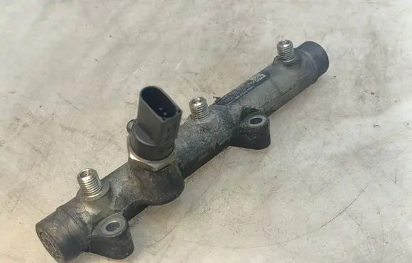 Volkswagen Touareg I Fuel main line pipe F00R001650 059130089D 0281002691