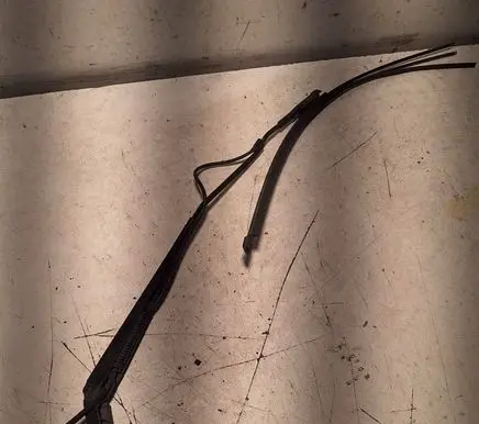 Front wiper blade arm