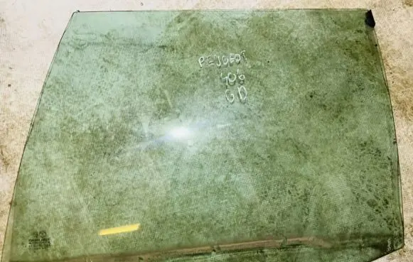 Peugeot 405 Rear door window glass