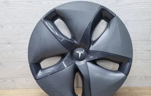 Tesla Model 3 R18 wheel hub/cap/trim 104423199B