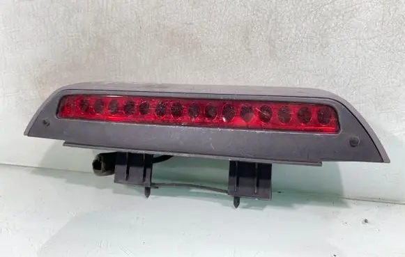 KIA Carens I Third/center stoplight