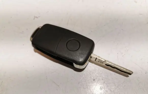 Volkswagen Touran II Ignition key/card 5K0837202AD