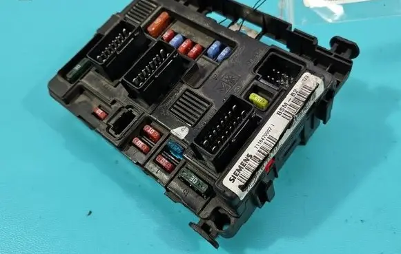 Peugeot 206 Central body control module 9643498980-00 IMPRK1517880
