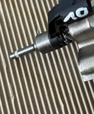 Volkswagen Jetta VI Fuel injector 03C906036M