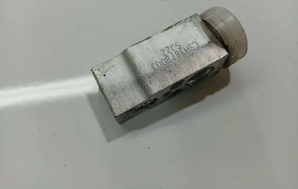 Peugeot 4007 Air conditioning (A/C) expansion valve CSA382B003