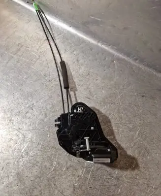 Toyota Camry VIII XV70 Rear door lock 90403223