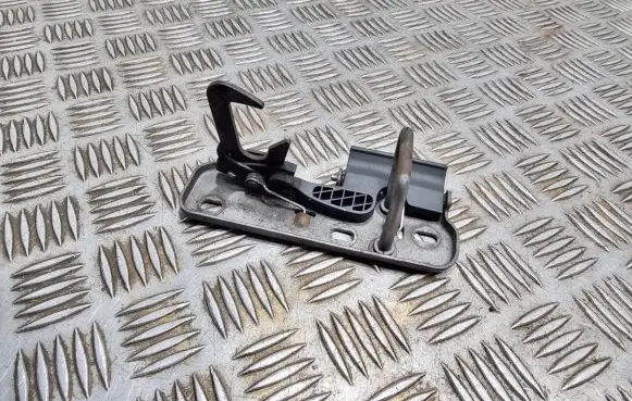 Volkswagen Golf VI Engine bonnet/hood lock/latch loop/hook 1q0823480