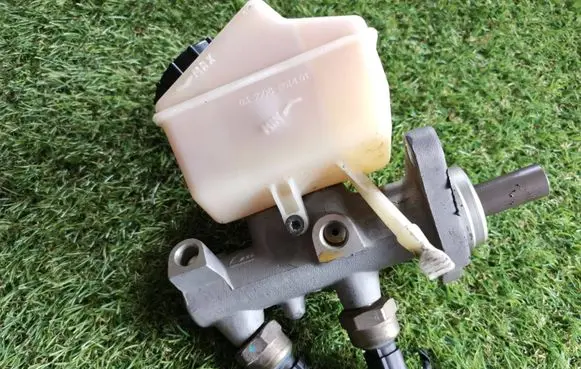 Volvo XC90 Brake fluid reservoir 03350886151