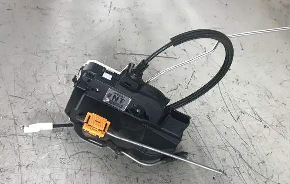 Opel Insignia A Front door lock 13579497