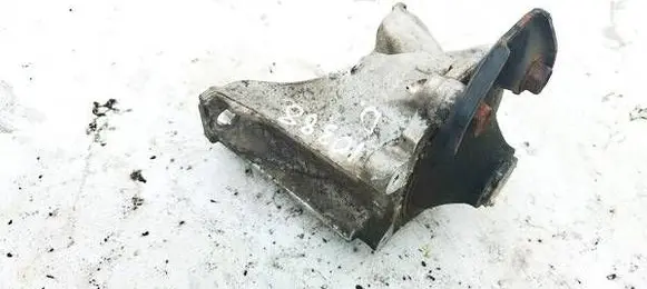 Honda CR-V Engine mount bracket