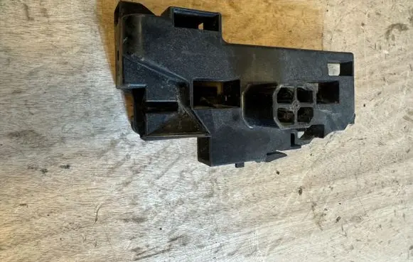 BMW 8 G14 Radiator mount bracket 1711228281 228281