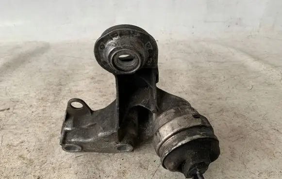 Audi A4 S4 B7 8E 8H Engine mounting bracket 8E0199352F