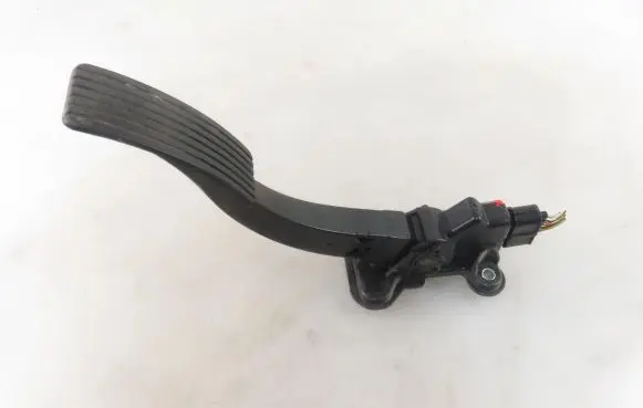 Mitsubishi Outlander Accelerator throttle pedal MN101544