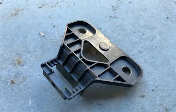 Renault Trafic III (X82) Radiator mount bracket 622409336