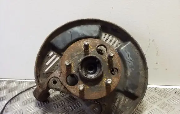 Toyota Avensis T220 Rear wheel hub