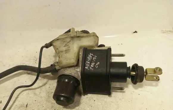 Mercedes-Benz E W211 Master brake cylinder a0004300312