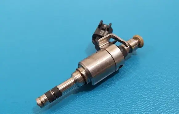 Opel Insignia B Fuel injector 0261500383 IMPRK1563624