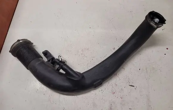 Volvo V40 Intercooler pipe mounting bracket 31325985 30750911