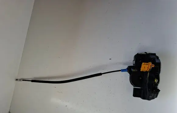 Opel Mokka Front door lock 3023880