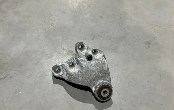 Mercedes-Benz A W176 Engine mounting bracket A2462401109